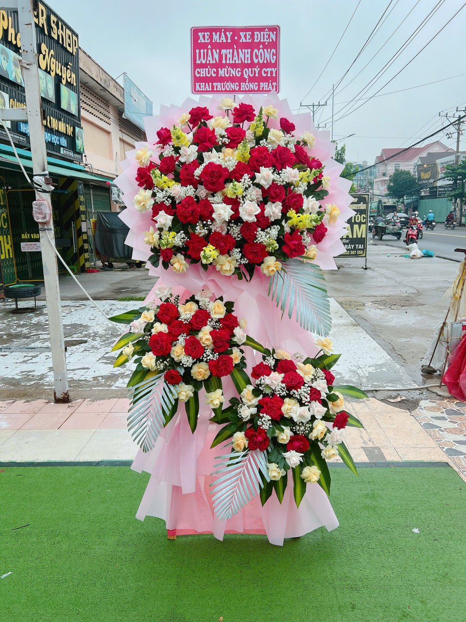Kệ hoa khai trương Hanh Thông 105